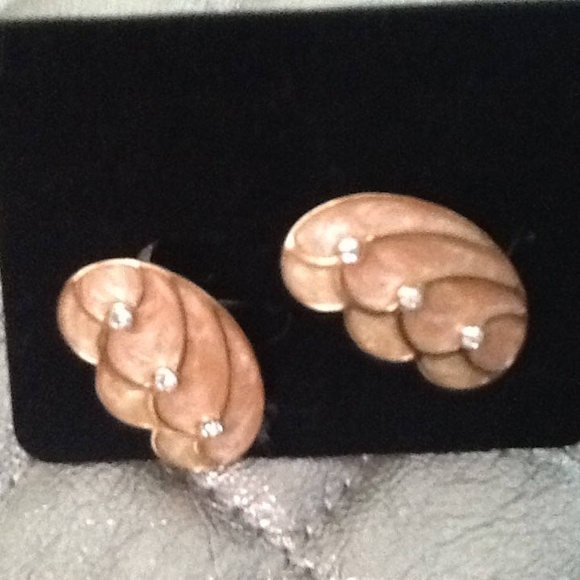 Kenneth J Lane earrings - large gold butterfly wings  in peach enamel and creamy - Picture 5 of 5